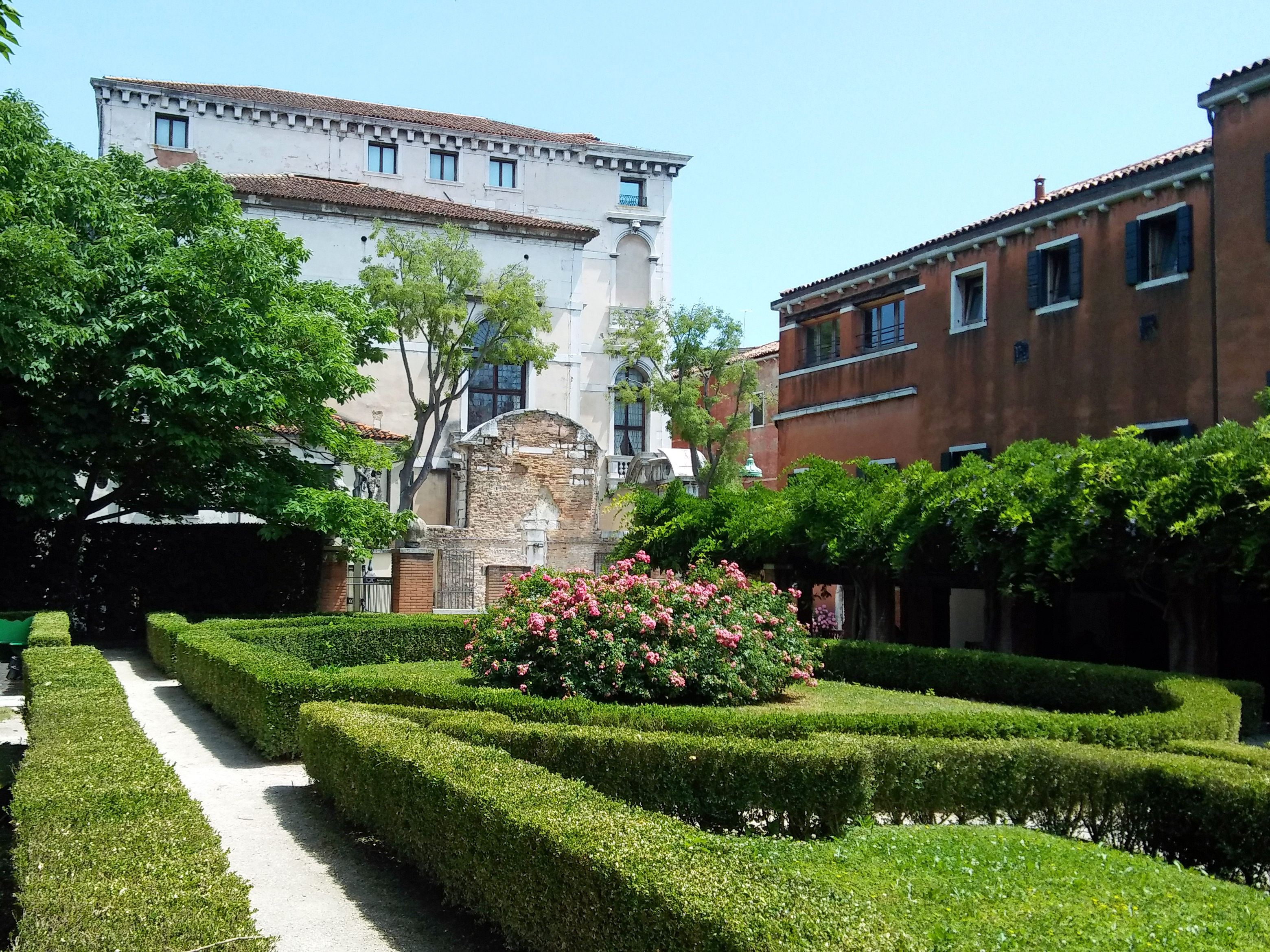 Guida turistica. Venezia giardini segreti