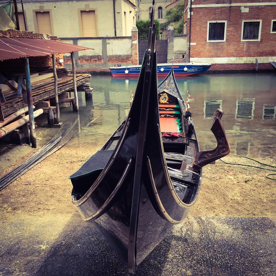 Готовая гондола на верфи в Венеции