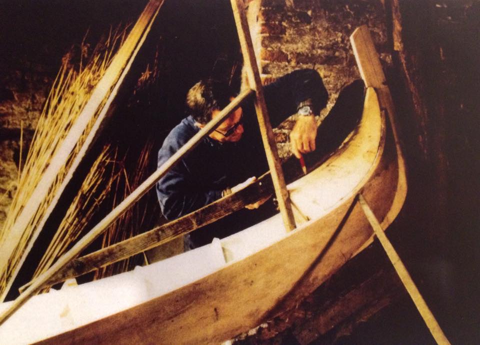 Посмотреть как мастер делает гондолу в Венеции