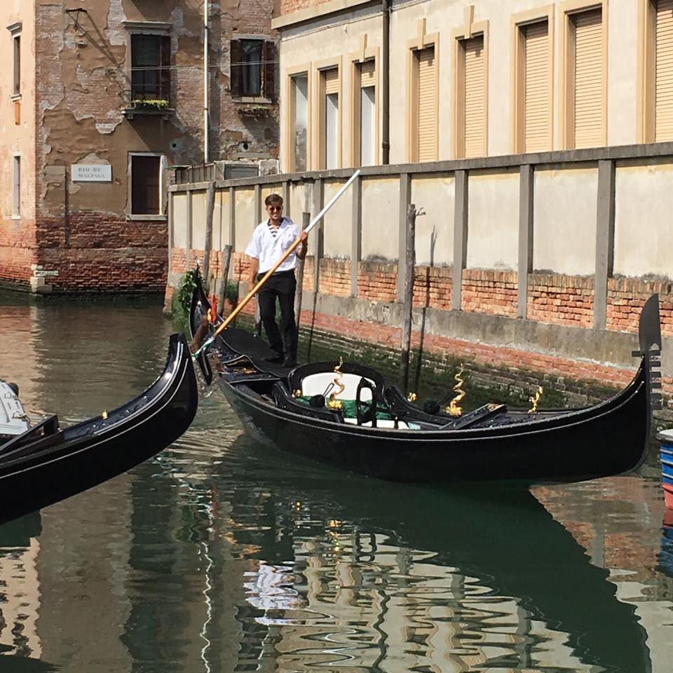 Создание гондолы для гондольера в Венеции