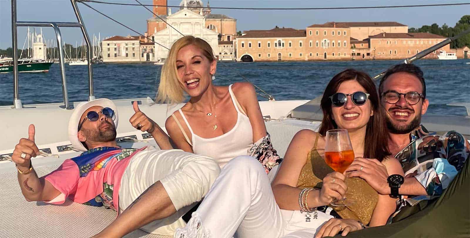 Festeggiamento sul catamarano a Venezia