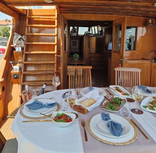 Yacht Venezia tavola poppa