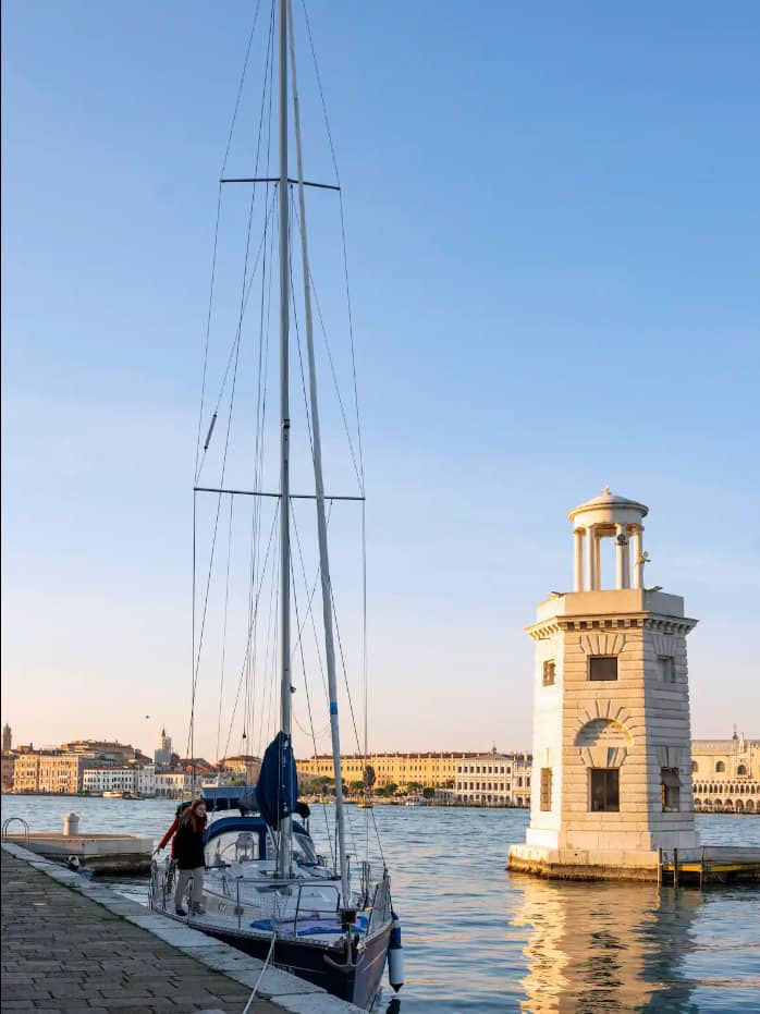 Лодка Венеция. Тур и ужина для двоих на паруснике