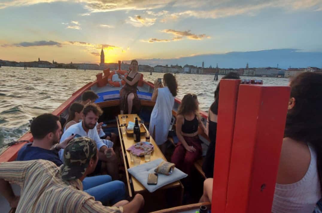 Aperitivo in bragozzo al tramonto a Venezia