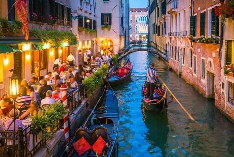 Прогулка на гондоле вечером в Венеции