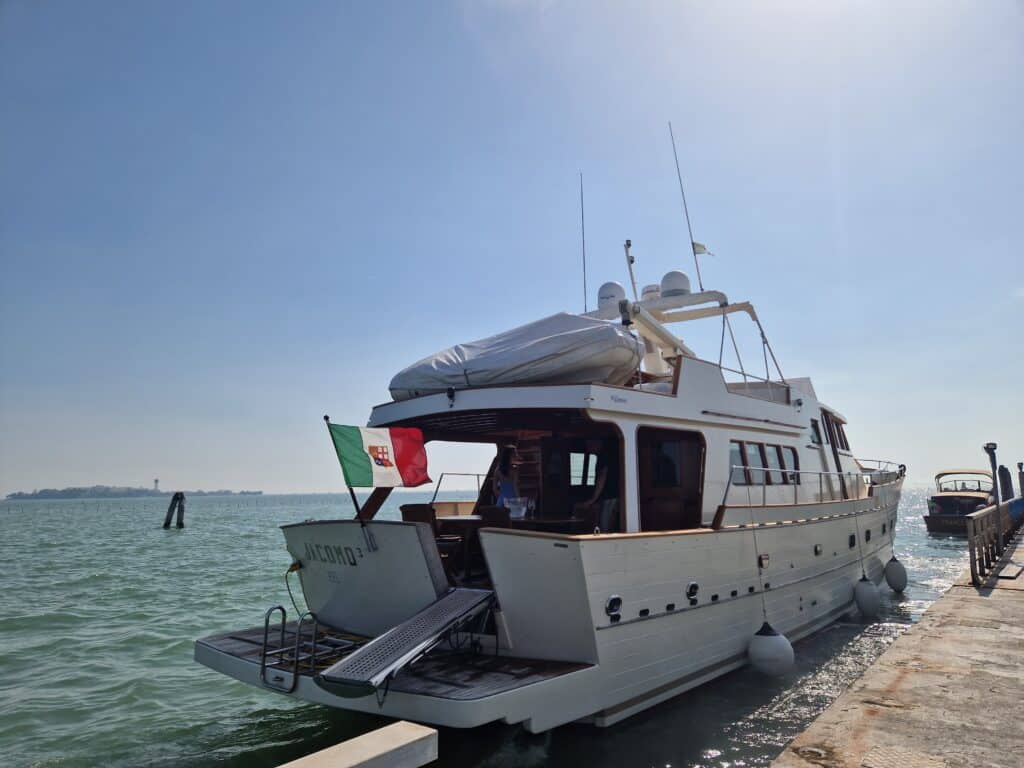 аренда яхты в Венеции. лодка