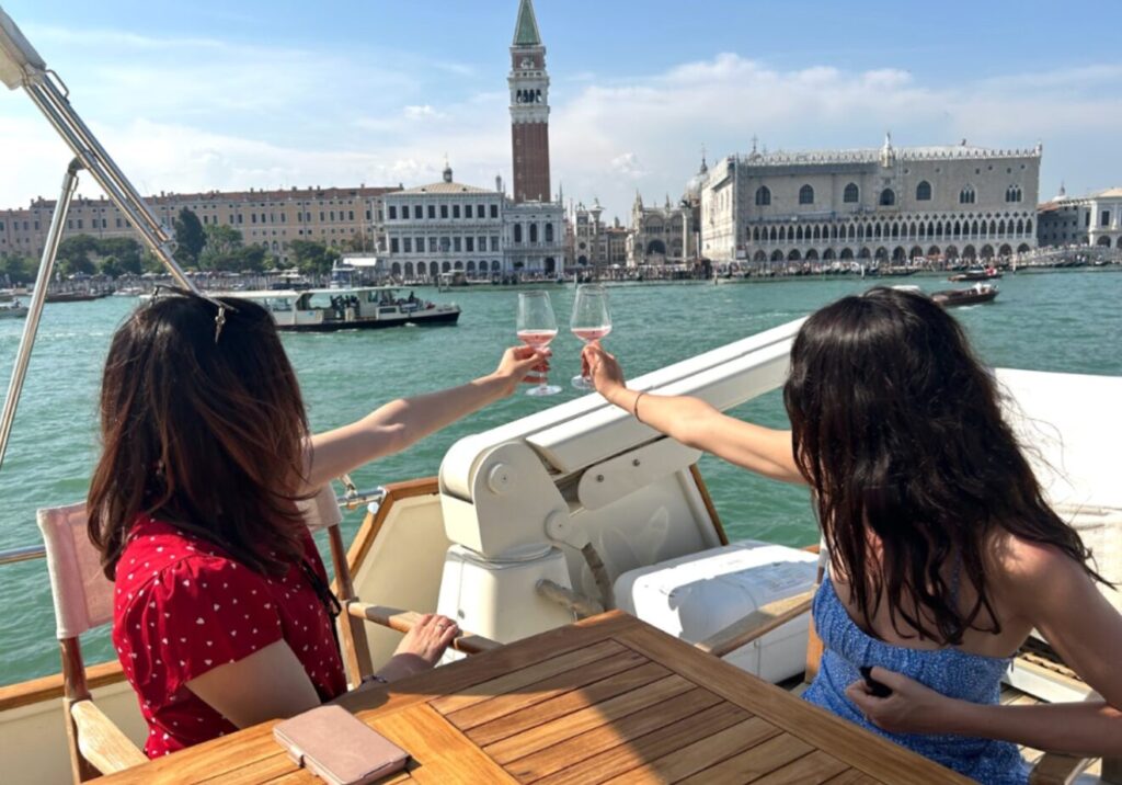 Yacht Venezia brindisi con veduta San Marco