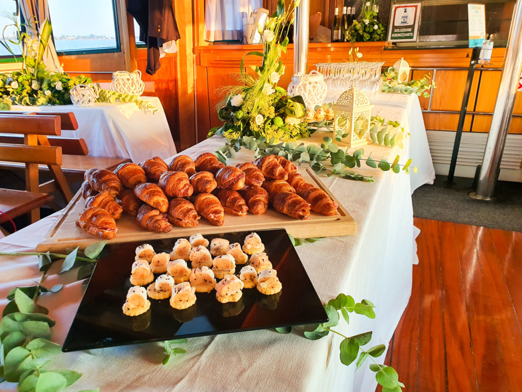 Aperitivo al tramonto a Venezia a bordo dello yatch con cicchetti