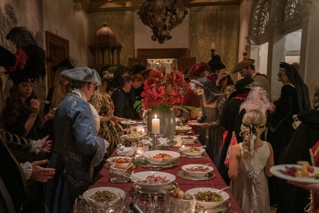 Венецианский бал маскарад. Еда на столе в отеле Heureka