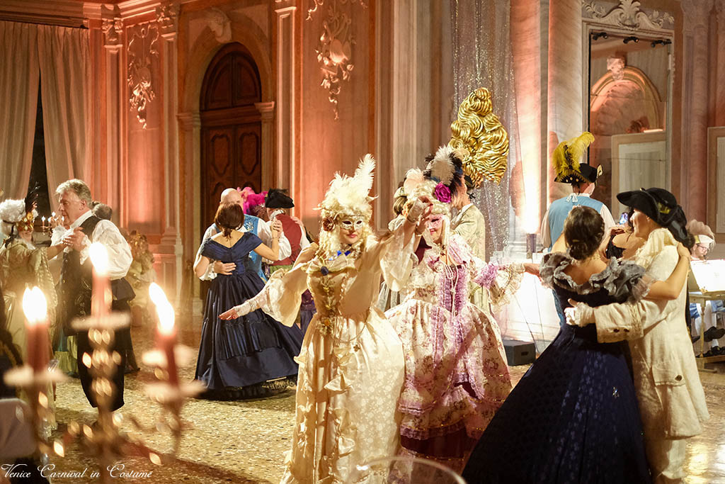 Venice Masquerade. Бал-маскарад в Венеции в салоне Ридотто