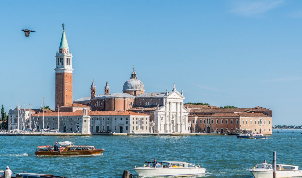 Венеция экскурсия по каналам на водном такси. 1 час