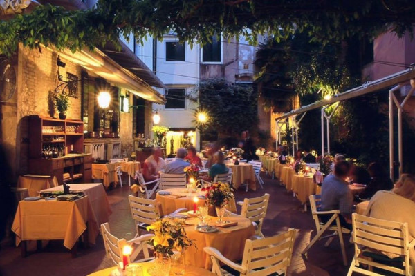 Ресторан в Венеции. Внутренний дворик. Local restaurant Venice
