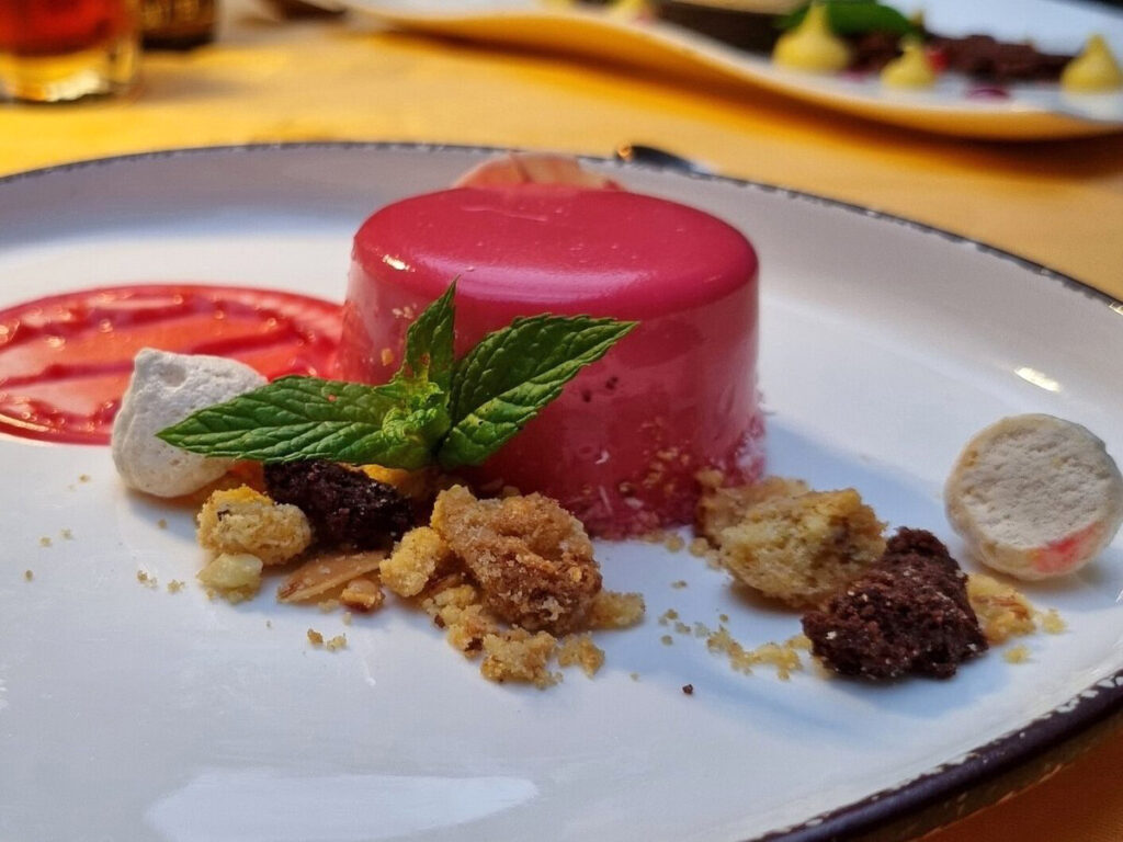 Дегустация вин и ужин. Ресторан в Венеции. десерт