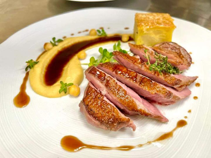 Дегустация вин и ужин. Ресторан в Венеции. Мясо утки