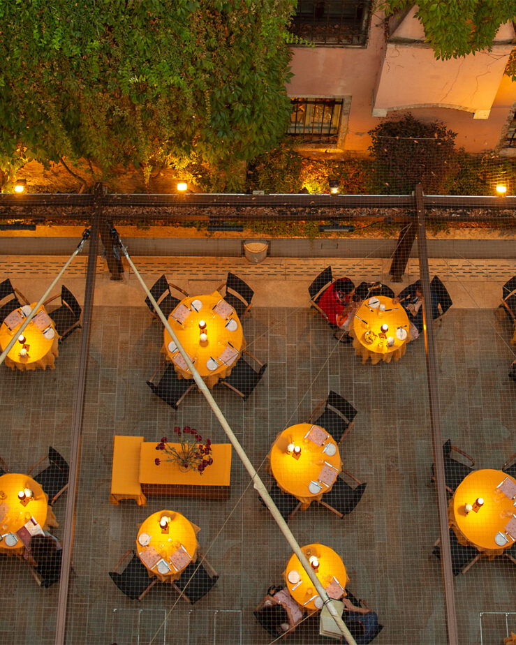 Luxury restaraunt Venice. Внутренний дворик ресторана в Венеции