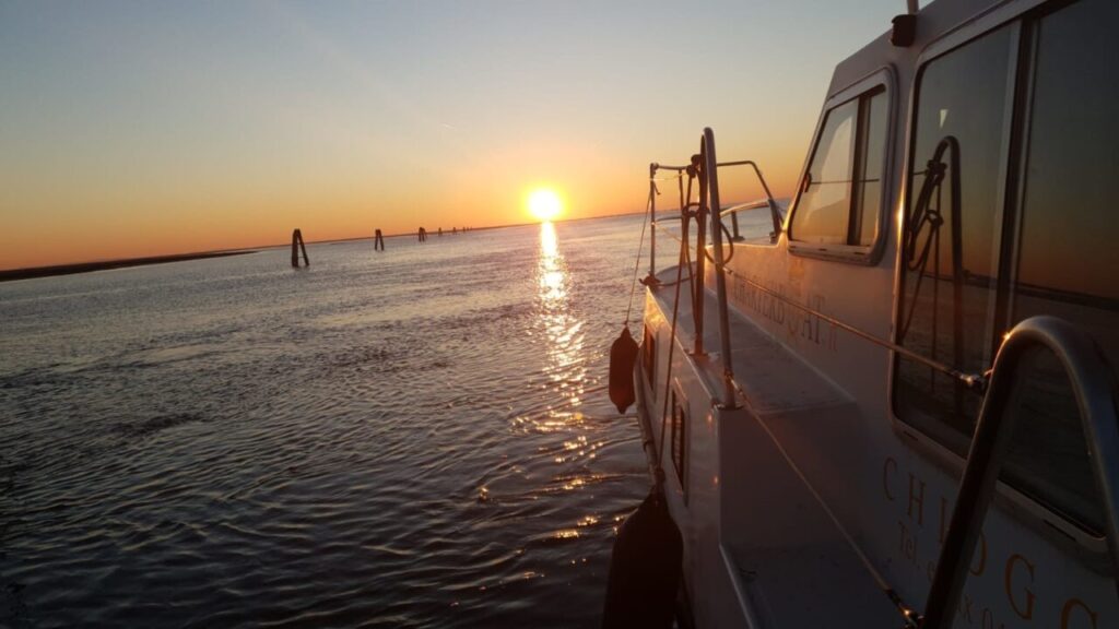 Venice houseboat. Закат в лагуне