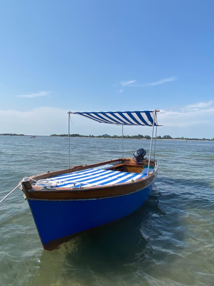 Аренда лодки в Венеции с тентом