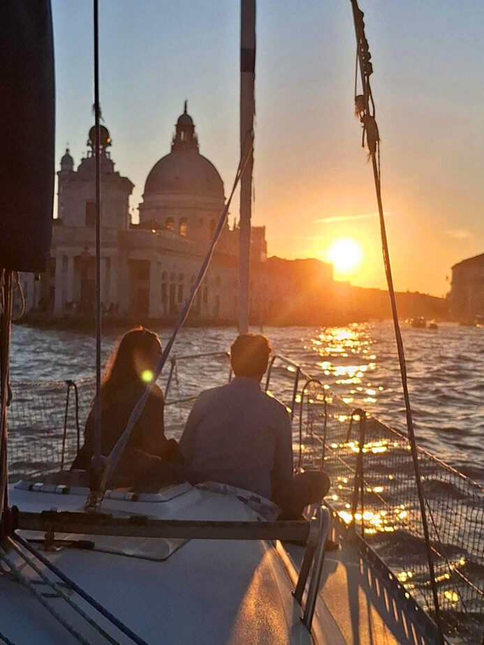 Лодка Венеция. Романтический тур на паруснике