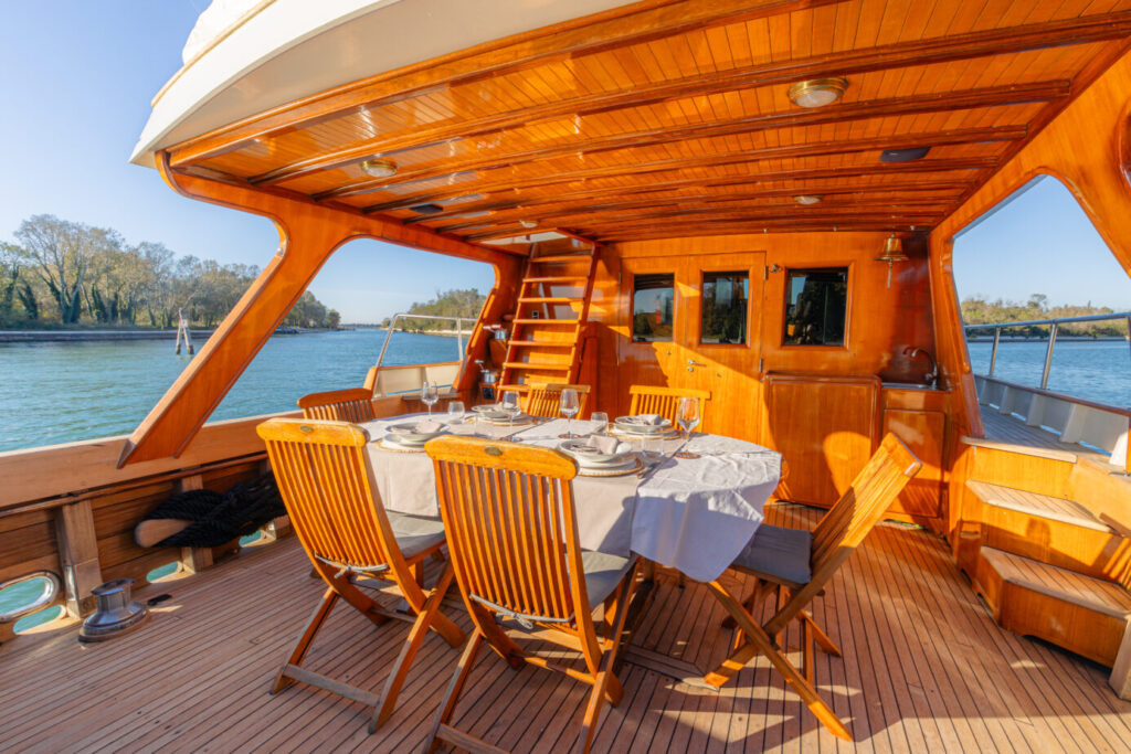 Аренда яхты в Венеции. палуба