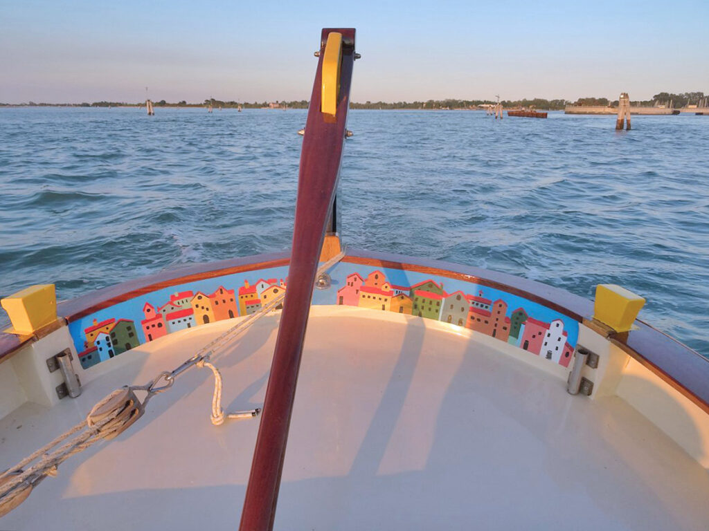 Традиционная лодка в Венеции брагоццо. Тур в лагуне