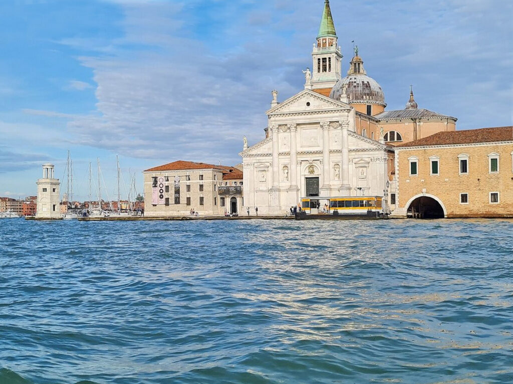 Традиционная лодка в Венеции. Тур в лагуне на брагоццо.