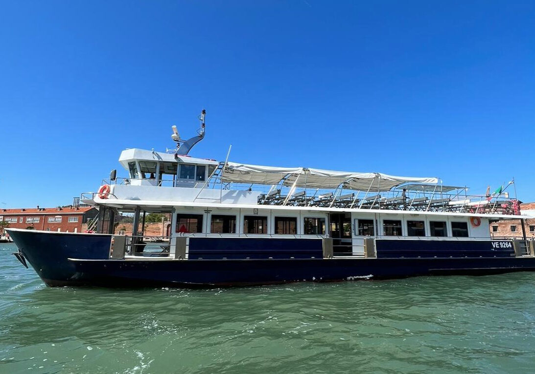 Аренда лодки в Венеции. Теплоход