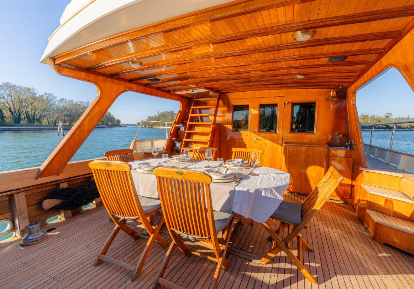 Аренда яхты в Венеции. палуба