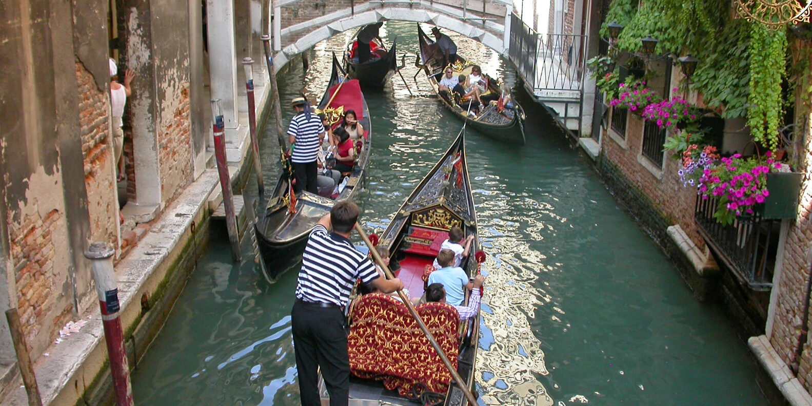 Покататься на гондоле в Венеции недорого