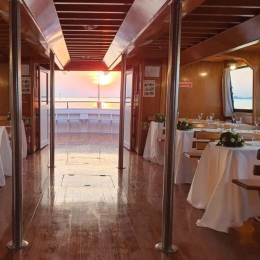 Salone motonave per cena in barca Venezia e laguna