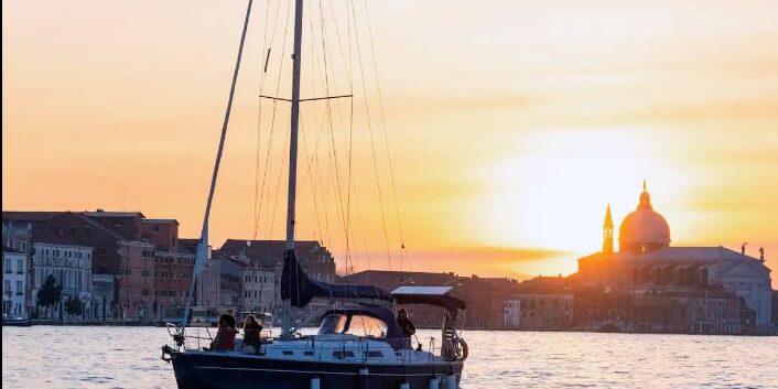 Tour serale aperitivo in barca a vela Venezia